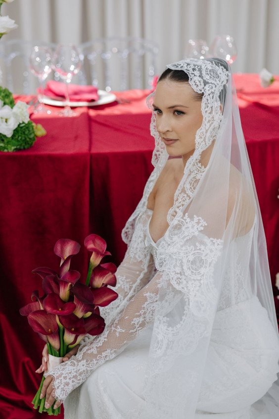 Кружево. В 2027 году кружево становится более смелым и неожиданным. Вместо традиционных узоров — объемные аппликации, контрастные вставки, сочетание кружева с плотными тканями. Подходит для платьев в стиле бохо, винтажных моделей и романтических образов.